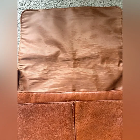 Wilson’s Leather Elegant Brown Leather Messenger Bag